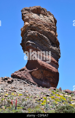 Famoso big rock 'Cinchado' a isola delle Canarie, blocchi di lava sul cielo azzurro sfondo, nel Parco Nazionale di Las Canadas del Teide Foto Stock