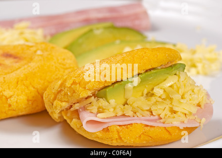 Golden arepas riempito con prosciutto e formaggio e avocado Foto Stock
