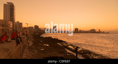 Il Malecon Promenade al tramonto, Havanna Vieja, Cuba Foto Stock