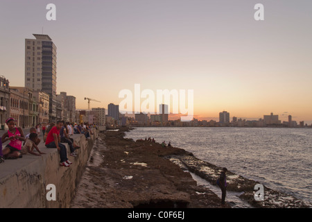 Il Malecon Promenade al tramonto, Havanna Vieja, Cuba Foto Stock