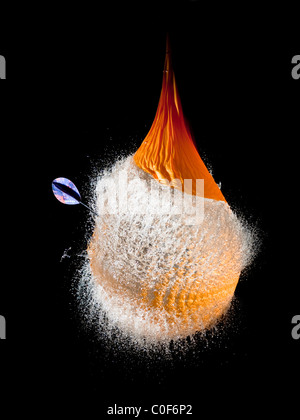 Una immagine di una sequenza che mostra alta velocità flash fotografia utilizzando un dardo lo scoppio di un palloncino riempito con acqua. Foto Stock