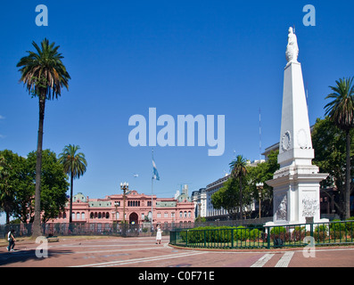 La Casa Rosada e Pyramind, Plaza de Mayo, Buenos Aires, Argentina Foto Stock