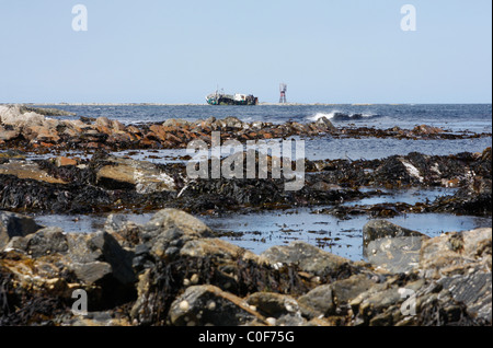 Barca rovinato da un faro vicino Cairnbulg in Scozia Foto Stock