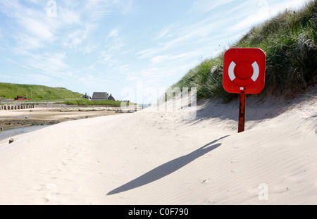 Spiaggia di sabbia e il salvagente a Cruden Bay in Scozia Foto Stock