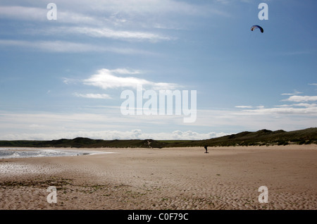 Kite boarding aperto lungo le sabbie di Cruden Bay nel nord est della Scozia Foto Stock