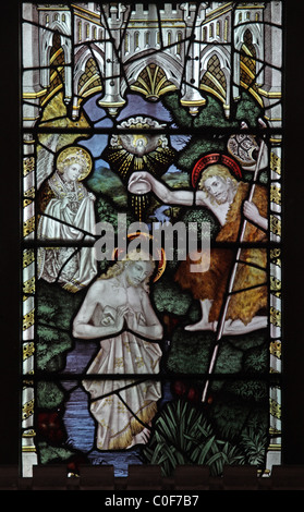 Una finestra di vetro colorato da C E Kempe & Co. raffigurante il battesimo di Gesù, la chiesa di San Giovanni Battista, North Luffenham, Rutland Foto Stock