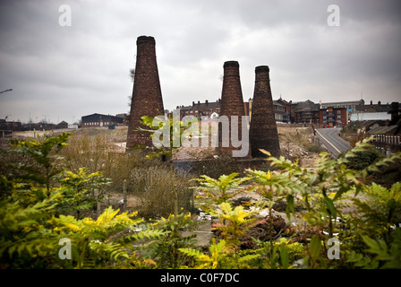Vecchia ceramica ridondante forno ciminiere e fabbriche in Stoke-on-Trent, Staffordshire, Regno Unito Foto Stock