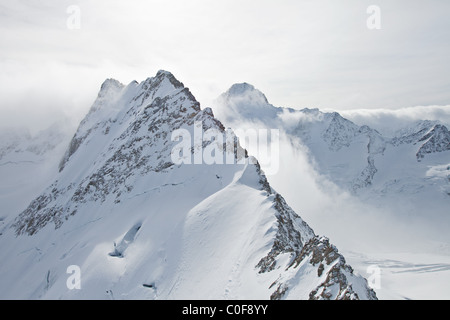 Picchi di montagna che circonda l'Eiger- Monch-Jungfrau visto da un elicottero Oberland Bernese, Svizzera Foto Stock