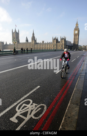 Pista ciclabile in uso sul Westminster Bridge con le case del parlamento in background, Londra. 2010 Foto Stock