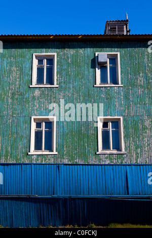 Dettaglio delle case a Barentsburg, un russo del carbone città mineraria nell'arcipelago norvegese delle Svalbard. Foto Stock