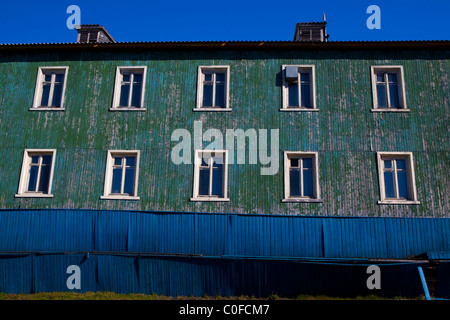 Dettaglio delle case a Barentsburg, un russo del carbone città mineraria nell'arcipelago norvegese delle Svalbard. Foto Stock