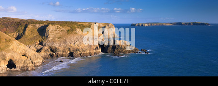 Lydstep nr Tenby Pembrokeshire Galles con isola di Caldey in background Foto Stock