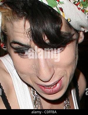 Amy Winehouse getta fuori della spazzatura, avendo ceduto in uno spot di late night di pulizia. Amy's face era incrostata di trucco, in un Foto Stock