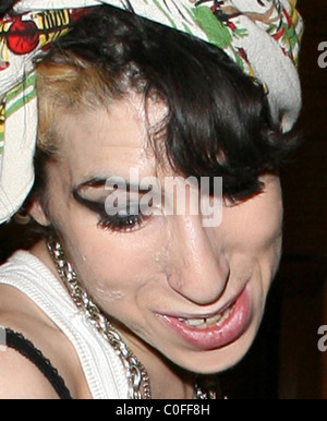 Amy Winehouse getta fuori della spazzatura, avendo ceduto in uno spot di late night di pulizia. Amy's face era incrostata di trucco, in un Foto Stock