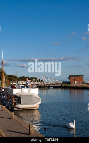 Fiume y vengono a Reedham, parte del Norfolk Broads, con stazione Ponte Girevole, Norfolk, Inghilterra Foto Stock