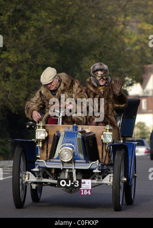 Un 1902 auto Renault su Londra a Brighton Veteran Car Run nel 2008 a Patcham, Brighton East Sussex, Inghilterra Foto Stock