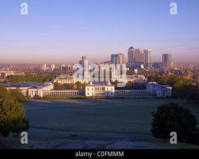 La mattina presto vista della City of London financial district da Greenwich Park Foto Stock