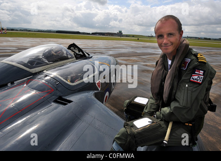 Lt Cdr Matt Whitfield chi vola un mare Vixen seduto con il de Havilland DH.110 Sea Vixen Foto Stock