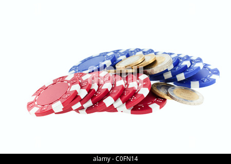 Multicolor poker chips e di monete metalliche in euro isolati su sfondo bianco. closeup shot orizzontale. Un'altra foto simili disponibili Foto Stock