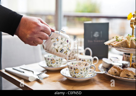 Tipico tè inglese versata da teiera Foto Stock