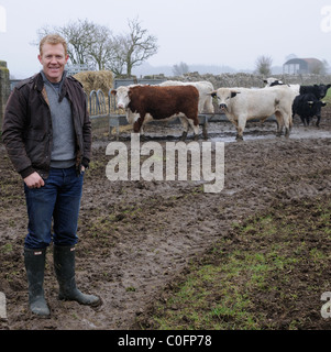 Adam Henson Cotswold contadino con il suo bestiame su Adam's farm. BBC Countryfile presentatore tv Foto Stock