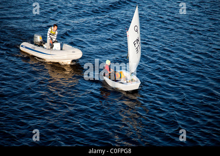 Istruttore di vela insegnare ai giovani un ragazzo a vela , Finlandia Foto Stock