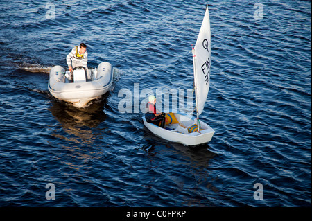 Istruttore di vela insegnare ai giovani un ragazzo a vela , Finlandia Foto Stock