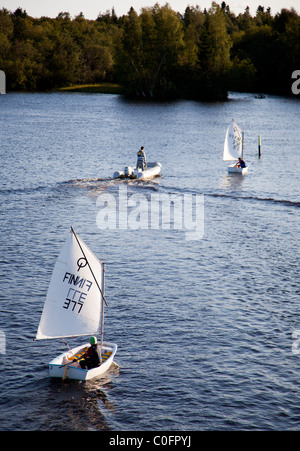 Giovane ragazzo in barca a vela da solo con una piccola barca a vela , Finlandia
