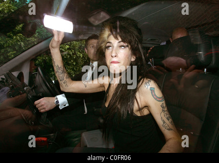 Amy Winehouse arriva alla prigione di Pentonville per visitare suo marito Blake davanti la sua performance in questo fine settimana a 'Rock in Foto Stock