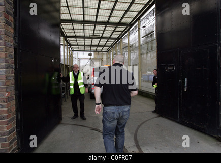 Amy Winehouse arriva alla prigione di Pentonville per visitare suo marito Blake davanti la sua performance in questo fine settimana a 'Rock in Foto Stock