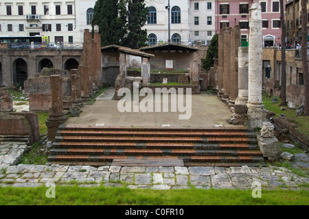 Rovine dell'antico tempio romano repubblicano di Juturna costruito (Tempio A) nel III secolo a.C. da Gaius Lutatius Catulus dopo la sua vittoria contro i Cartaginesi nel 241 a.C. situato in Piazza Largo di Torre Argentina, Roma Italia Foto Stock