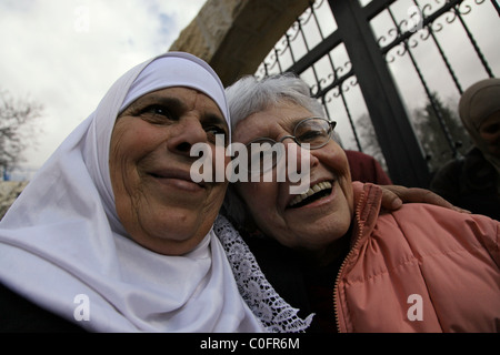 Una donna Palestinese abbracciando un israeliano ebrea durante una riunione sociale organizzato dai genitori Circle-Families Forum (PCFF) un'organizzazione di base dei palestinesi e israeliani di famiglie che hanno perso i familiari a causa del conflitto tra israeliani e palestinesi. Gerusalemme ovest Israele Foto Stock