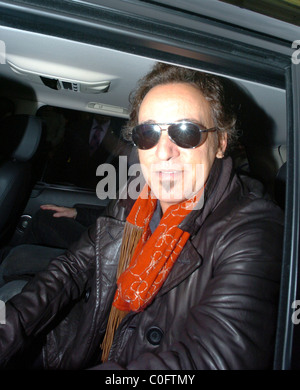 Bruce Springsteen lasciando il Claridge Hotel nella zona di Mayfair e capi di Emirates Stadium per il suo concerto a Londra, Inghilterra - Foto Stock