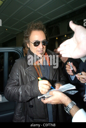 Bruce Springsteen lasciando il Claridge Hotel nella zona di Mayfair e capi di Emirates Stadium per il suo concerto a Londra, Inghilterra - Foto Stock