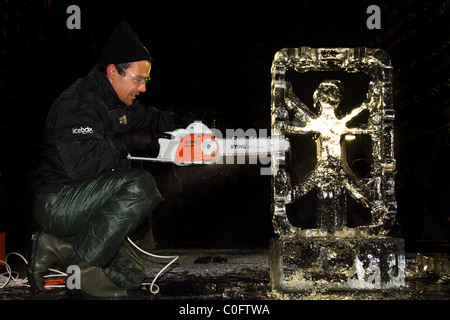 Il ghiaccio scultore scultura chainsaw carving Foto Stock