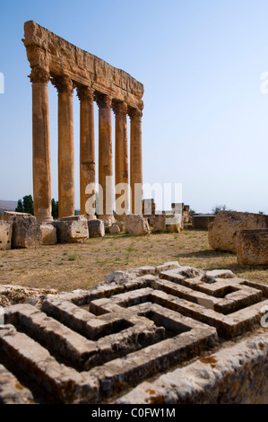 Croce con la svastica scolpiti nella pietra e il Tempio di Giove, Baalbek,UNESCO - Sito Patrimonio dell'umanità. Bekaa valley. Il Libano. Foto Stock