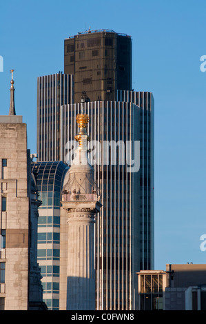 Il monumento in primo piano con torre 42 (formalmente la Natwest torre) verso la parte posteriore nella città di Londra. In Inghilterra. Foto Stock