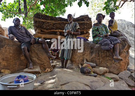 Famiglia nella parte anteriore del Togu Na nel villaggio Dogon di Youga Dogorou, Pays Dogon del Mali. Foto Stock