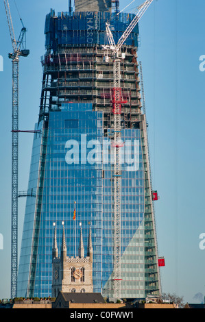 La Shard in costruzione contrastante con la Southwark Cathedral. Londra. In Inghilterra. Foto Stock