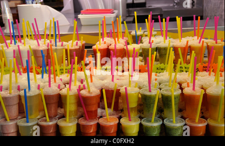 Un sacco di colorati Soft Drinks , presentato molto bene in un mercato nel centro di Barcellona Foto Stock