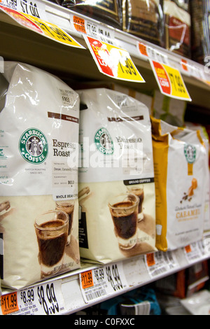 Starbucks Coffee beans in sacchi su drogheria ripiani in USA, US. Foto Stock