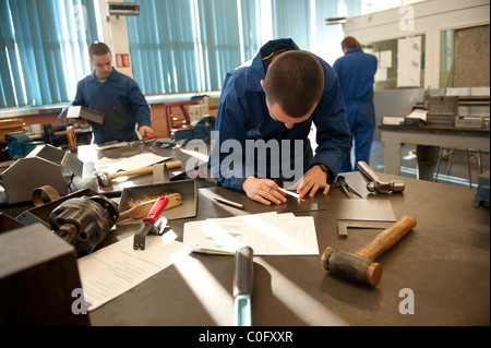 I giovani adulti imparare la lavorazione del metallo delle competenze a un collegio di ulteriore istruzione, Regno Unito Foto Stock