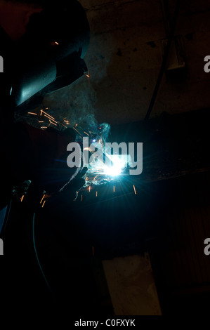 Un uomo MIG [gas inerte metallo] la saldatura Foto Stock