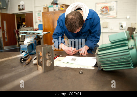 Adulti in metallo di apprendimento delle competenze di lavoro in un college di ulteriore istruzione, Regno Unito Foto Stock