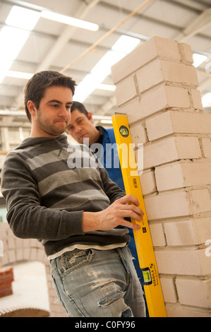 Giovane uomo la formazione come un muratore in un collegio di ulteriore eductation REGNO UNITO Foto Stock