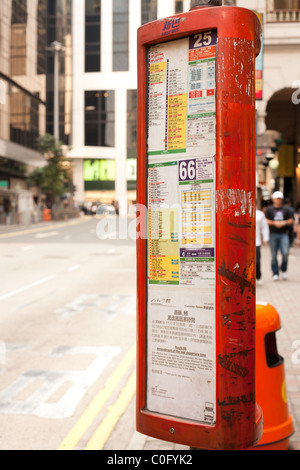 Segno per i percorsi a una fermata degli autobus nel centro di Hong Kong, Cina Foto Stock