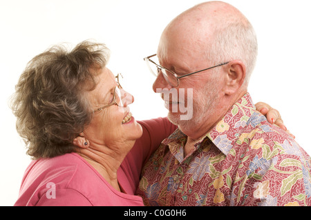 Felice coppia Senior romanticamente danza su uno sfondo bianco. Foto Stock