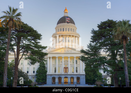 Tramonto risplende sulla cupola superiore della California State Capitol Building a Sacramento Foto Stock