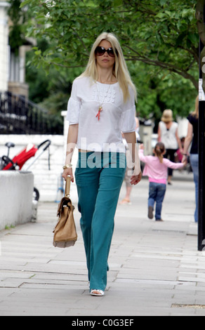 Claudia Schiffer prende i figli in una scuola di Londra, Inghilterra - 10.06.08 Shaun Bailey/ Foto Stock