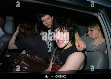 Noel Fielding, Dee Plume lasciando Whiskey Mist a zeta in Mayfair di Londra, Inghilterra - 12.06.08 Foto Stock